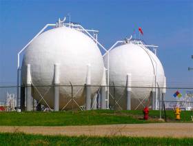 Natural gas price falls following EIA report