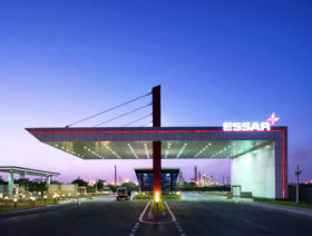Rosneft buys stake in Indian refinery