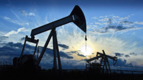 Oil price recovery extends