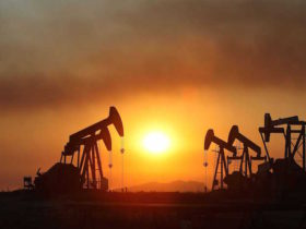 EIA reports drop in US crude inventories