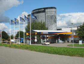 Statoil posts loss, cuts costs