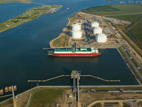 Texas city vetoes Exxon plant, Golden Pass OK