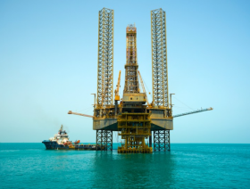 Oil wavers on US output worries