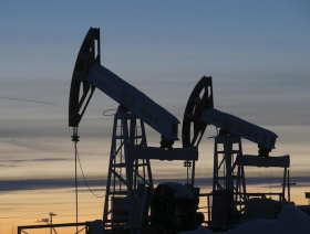 Oil wavers ahead of US data