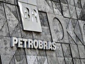 Brazil’s Petrobras signs contract for FSRU