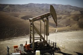 Oil shares fall on growth worries, OPEC disunity