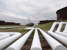 Oil prices advance amid rising crude inventories